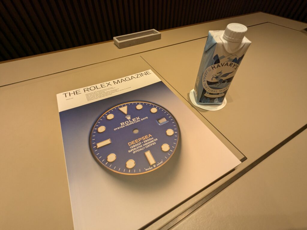 ロレックス正規店の水と雑誌